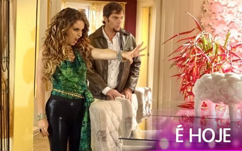 Essa é boa! Celular explode e Chay acredita ter poderes (Cheias de Charme/TV Globo)