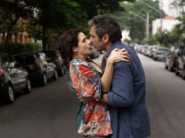 Denise Fraga e Domingos Montagner em cena da comédia romântica 'De onde eu te vejo', de Luiz Villaça (Foto: Divulgação) Denise Fraga e Domingos Montagner em cena da comédia romântica 'De onde eu te vejo', de Luiz Villaça (Foto: Divulgação)