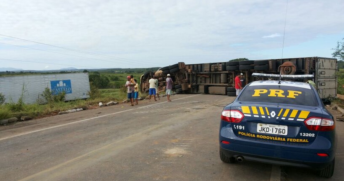 G1 Pneu de carreta estoura ao passar por buraco e veículo tomba na BR