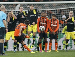  Darijo Srna chuta para marcar gol do Shakhtar sobre o Borussia Dortmund (Foto: Reuters)