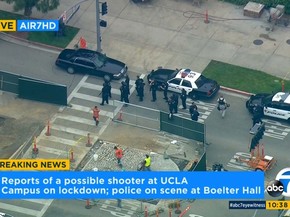 Imagem da rede ABC mostra a polícia em frente ao campus da Universidade da Califórnia nesta quarta-feira (1º) após relato da presença de um atirador (Foto: KABC-7 via AP) Imagem da rede ABC mostra a polícia em frente ao campus da Universidade da Califórnia nesta quarta-feira (1º) após relato da presença de um atirador (Foto: KABC-7 via AP)