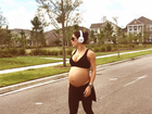 Bella Falconi se exercita na reta final da gravidez