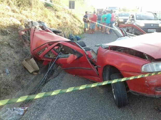 Motorista invadiu a contramão e carro ficou destruído na BR-232 (Foto: Divulgação/PRF)