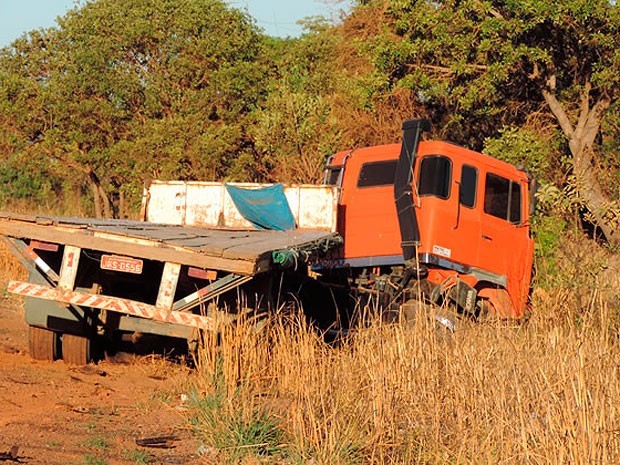 Carreta envolvida no acidente caiu no acostamento da estrada.  (Foto: Sigi Vilares/ Blog do Sigi Vilares)