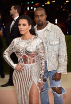 Kim Kardashian usa fenda profunda, e Kanye West vai de jeans em red carpet