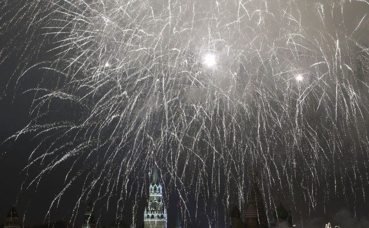 Fogos de Ano Novo em Moscou, sobre o Kremlin, durante a festa da virada