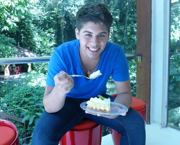 José Felipe, filho de Leonardo, devora uma fatia de torta de limão (Foto: Mais Você/TV Globo)