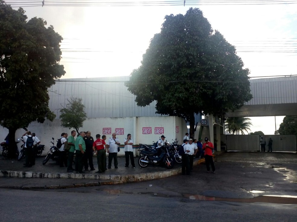 Garagem da principal empresa de transporte público de João Pessoa amanheceu fechada nesta sexta-feira (Foto: André Resende/G1)