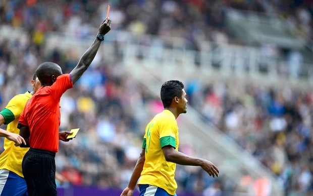 Alex Sandro recebe o cartão vermelho na partida do Brasil contra a Nova Zelândia (Foto: Reuters)