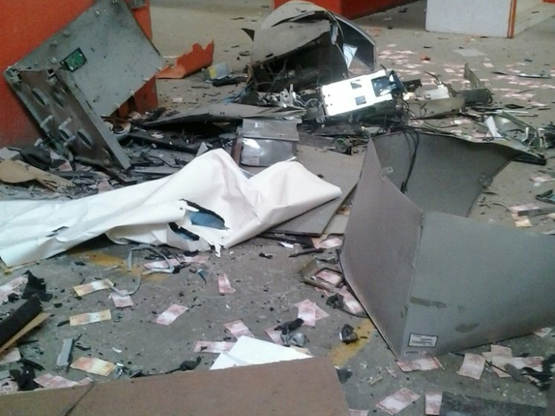 Explosão de caixas eletrônicos em Santa Cruz do Capibaribe (Foto: Divulgação/Polícia Militar) Explosão de caixas eletrônicos em Santa Cruz do Capibaribe (Foto: Divulgação/Polícia Militar)