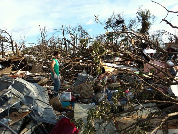 Matheus em meio aos escombros de casas que foram devastadas pelo tornado (Foto: Matheus Caldas/ Arquivo Pessoal)