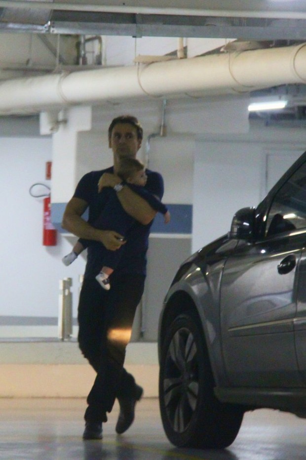 Murilo Rosa e filhos no estacionamento de shopping (Foto: Delson Silva / Agnews)
