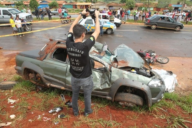 Acidente na Avenida Leste-Oeste, em Goiânia - carro roubado capota e mata motociclista (Foto: Diomício Gomes/O Popular)