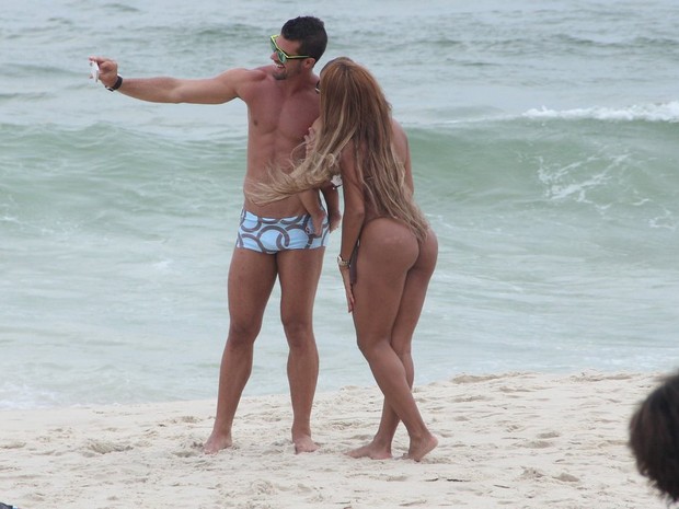 Bruno Miranda e Ana Paula Evangelista em praia na Zona Sul do Rio (Foto: Rodrigo dos Anjos/ Ag. News)