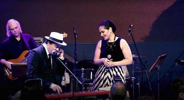 Daniel Jobim e a americana Alexandra Jackson escolherem a clássica música de Tom e Vinicius para o vídeo  (Foto: Reprodução)