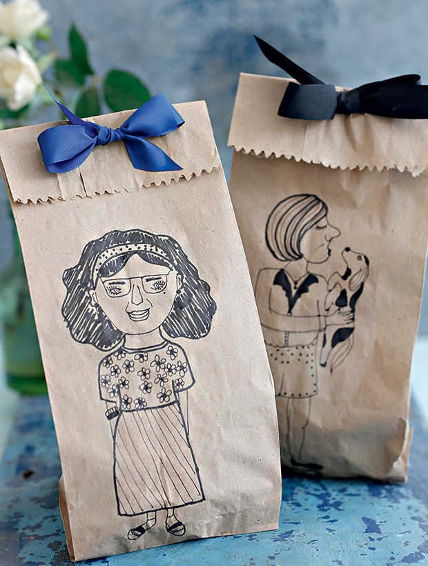 Saquinhos de papel personalizados coma caricatura do presenteado. NÃ£o tem dotes de desenhista? Convoque o artista da famÃ­lia para ajudar! (Foto: Elisa Correa/Editora Globo)