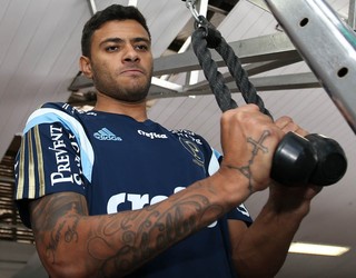 Cleiton Xavier não vai a campo em dia de coletivo no Palmeiras