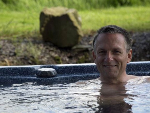 Ficar na água quente dispara uma reação de defesa do organismo (Foto: BBC)