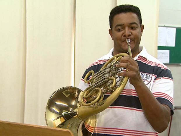 Eraldo Alves de Araújo viajou de Aracaju para se candidatar a uma vaga na Orquestra Sinfônica de Ribeirão Preto, SP (Foto: Reprodução/EPTV)
