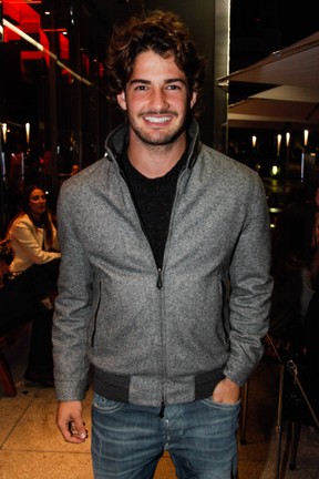 Alexandre Pato em restaurante em São Paulo (Foto: Marcos Ribas/ Foto Rio News)