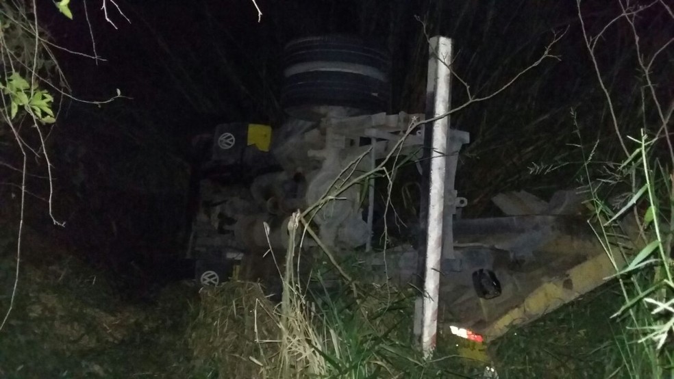 Caminhão caiu em barranco na Rodovia Castello Branco e motorista morreu na hora (Foto: São Roque Notícias/Divulgação)
