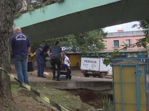 G Dupla Atira Em Apenado E Bala Perdida Mata Mulher Que Esperava