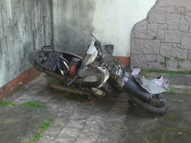 Moto ficou destruída no acidente (Foto: Jéssica Bittencourt / G1)