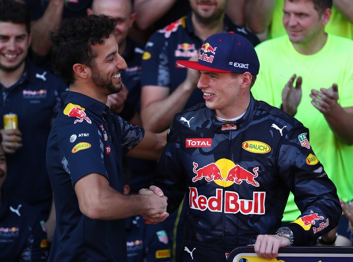 Daniel Ricciardo cumprimenta Max Verstappen pela primeira vitória na F1, na Espanha (Foto: Getty Images)