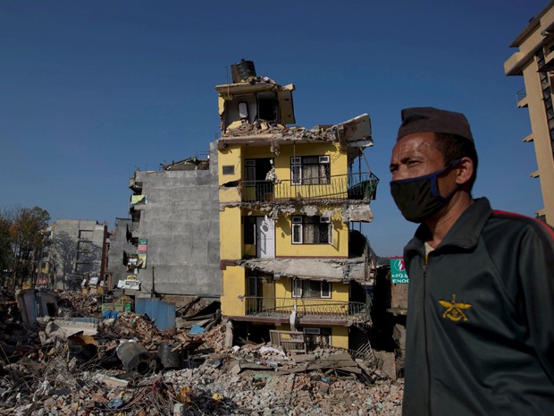 Homem em área destruída por terremoto no Nepal (Foto: Danish Siddiqui/Reuters)