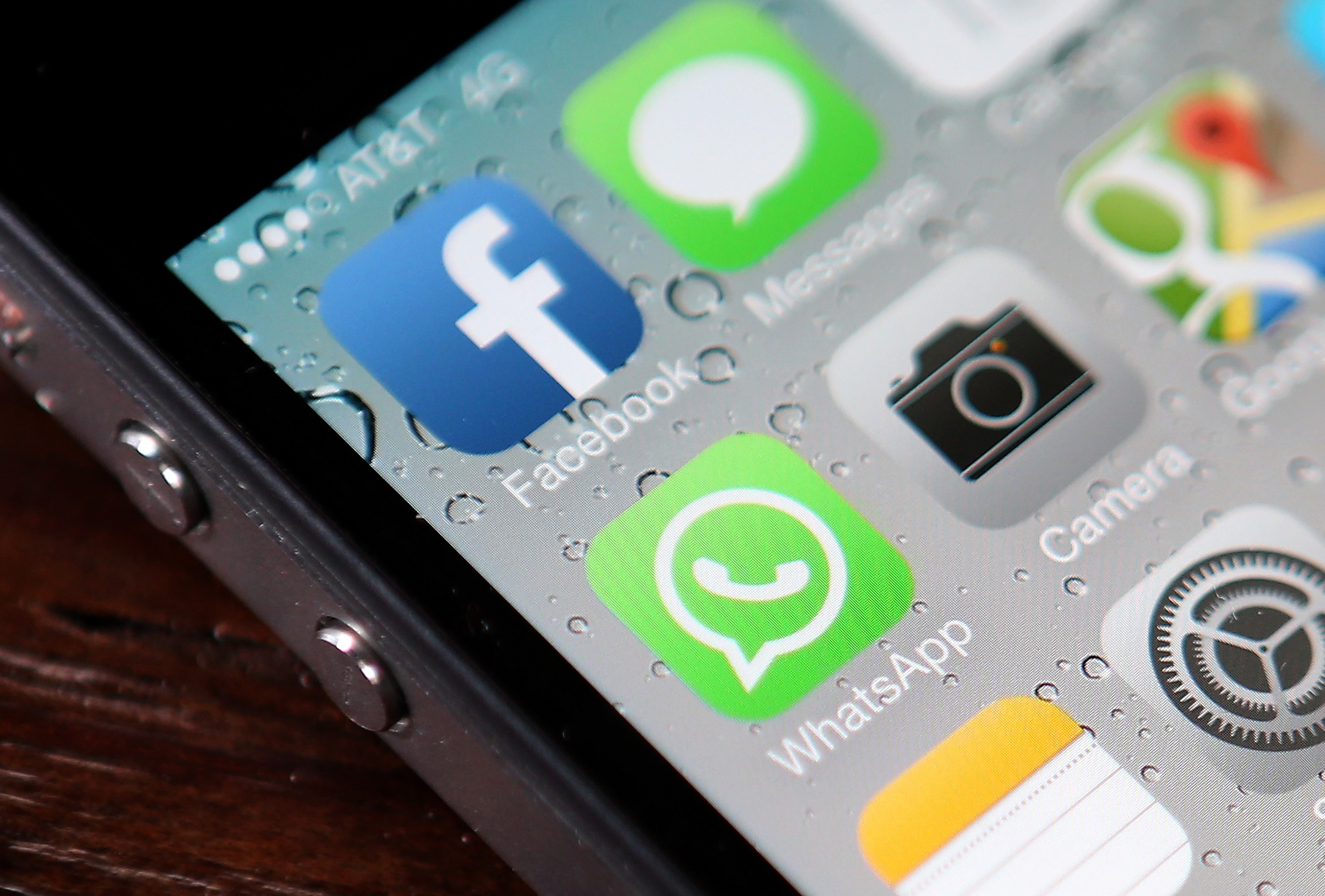 Aplicativos em celular do tipo iPhone mostram WhatsApp e Facebook (Foto: getty images)