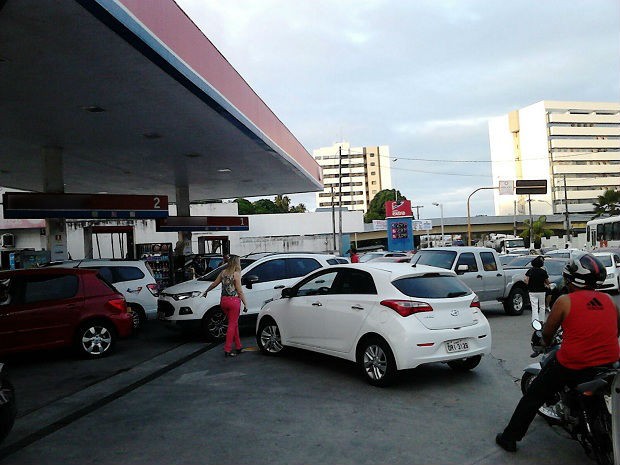 Posto com combustíveis em promoção forma fila de carros em Mangabeiras (Foto: Karina Dantas/G1)