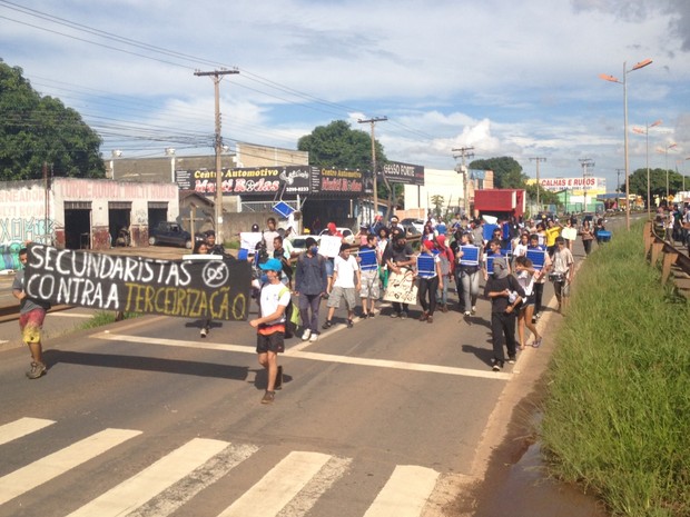 Alunos que ocupam escola saem às ruas em protesto contra OSs, em Goiás (Foto: Vitor Santana/G1)