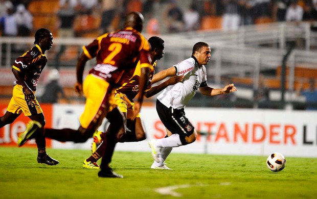 Ronaldo na partida do Corinthians contra o Tolima (Foto: Marcos Ribolli / GLOBOESPORTE.COM)