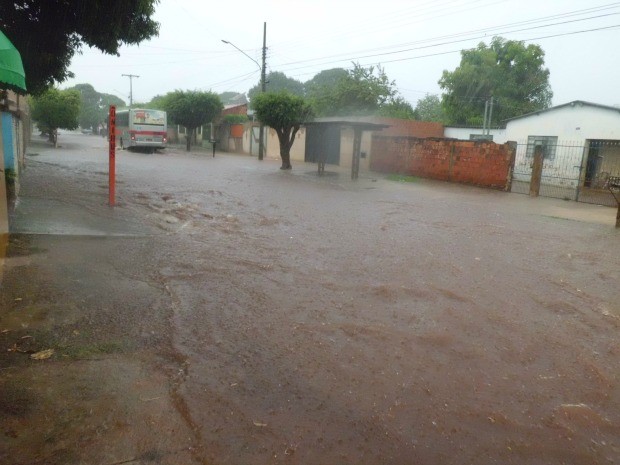 Chuva alaga rua na Vila Nha-Nhá em Campo Grande MS (Foto: Oswaldo Benites/VC no G1 MS)