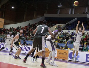 Empatados no Grupo A, Palmeiras e Mogi duelam no Paulista de basquete