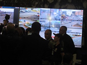 Monitores trazem imagens em tempo real de todos os pontos por onde vai passar o Papa (Foto: Rosanne D'Agostino/G1)