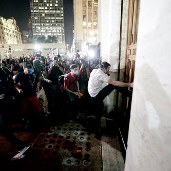 VIOLÊNCIA Manifestantes tentam invadir a prefeitura  no dia 18 de junho. Apesar disso, Haddad queria manter o  preço das passagens (Foto: Joel Silva/Folhapress)