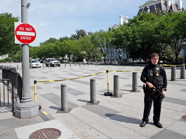 Avenida Pennsylvania, em Washington, é bloqueada pelo Serviço Secreto nesta sexta-feira (20) após relato de tiroteio AP Photo/Alex Brandon (Foto: AP Photo/Alex Brandon)