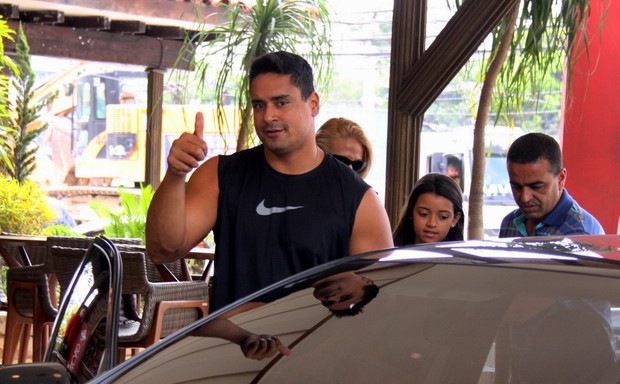 Carla Perez e Xanddy almoçam com os filhos (Foto: Gabriel Rangel / AgNews)