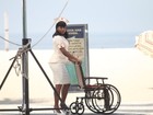 Adriana Bombom grava como enfermeira sexy na praia da Barra
