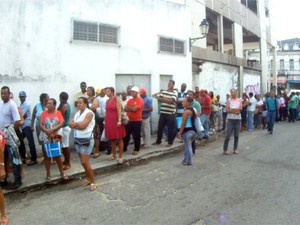 Moradores fazem fila por atendimento (Foto: Imagem/TV Bahia)