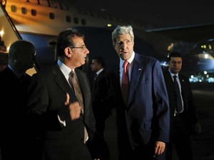 John Kerry, secretário de Estado americano, é recebido por Nabil Habashi, ministro egípcio de Assuntos Exteriores, ao chegar ao Cairo na noite desta segunda-feira (21) (Foto: AP Photo/Charles Dharapak, Pool) John Kerry, secretário de Estado americano, é recebido por Nabil Habashi, ministro egípcio de Assuntos Exteriores, ao chegar ao Cairo na noite desta segunda-feira (21) (Foto: AP Photo/Charles Dharapak, Pool)