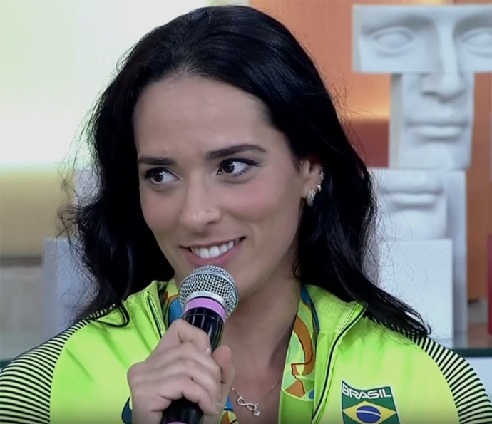 Ágatha conta que está sem parceira no vôlei de praia (Foto: TV Globo)