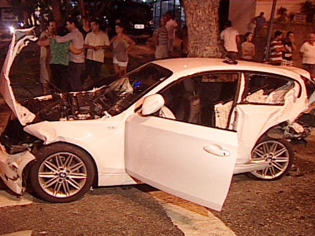 BMW se envolve em acidente na Av. Epitácio Pessoa, na Paraíba (Foto: Reprodução/TV Cabo Branco)