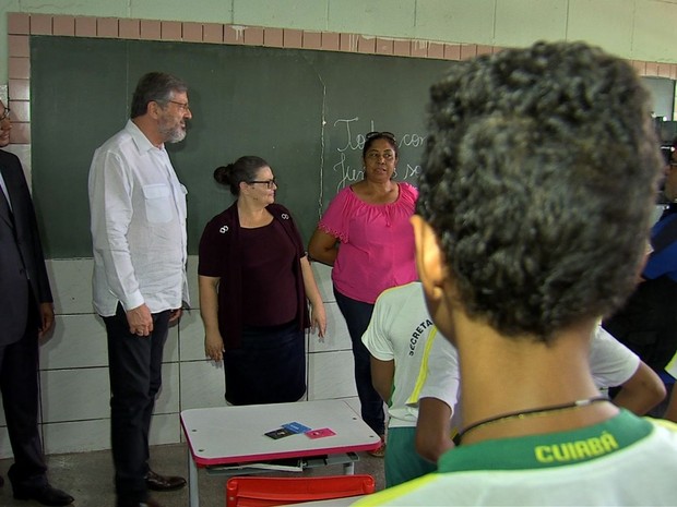 Torquato Jardim visitou escola em Cuiabá durante ato contra o Aedes aegyti (Foto: Reprodução/TVCA)