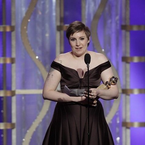 Lena Dunham recebe o Globo de Ouro de Melhor Atriz  em Série de TV de comédia ou musical por 'Girls' (Foto: Paul Drinkwater/Reuters)