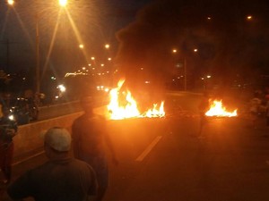 Equipes da PRF foram até o local na tentativa de negociar com os manifestantes (Foto: Joelson Giordani)