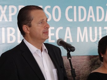 Eduardo Campos participou de cerimônia na Zona Norte do Recife. (Foto: Katherine Coutinho / G1)