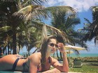 Ex-BBB Renatinha usa biquíni fio-dental para pegar sol em piscina