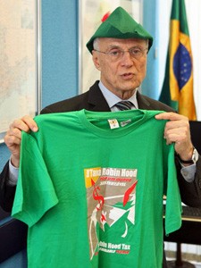 Suplicy no Senado com chapéu e camiseta em defesa da 'taxa Robin Hood' (Foto: André Dusek / Agência Estado)